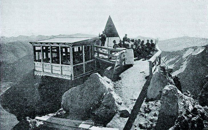 Blechfahne, Tanzpavillon und Lungen-Gymnastik